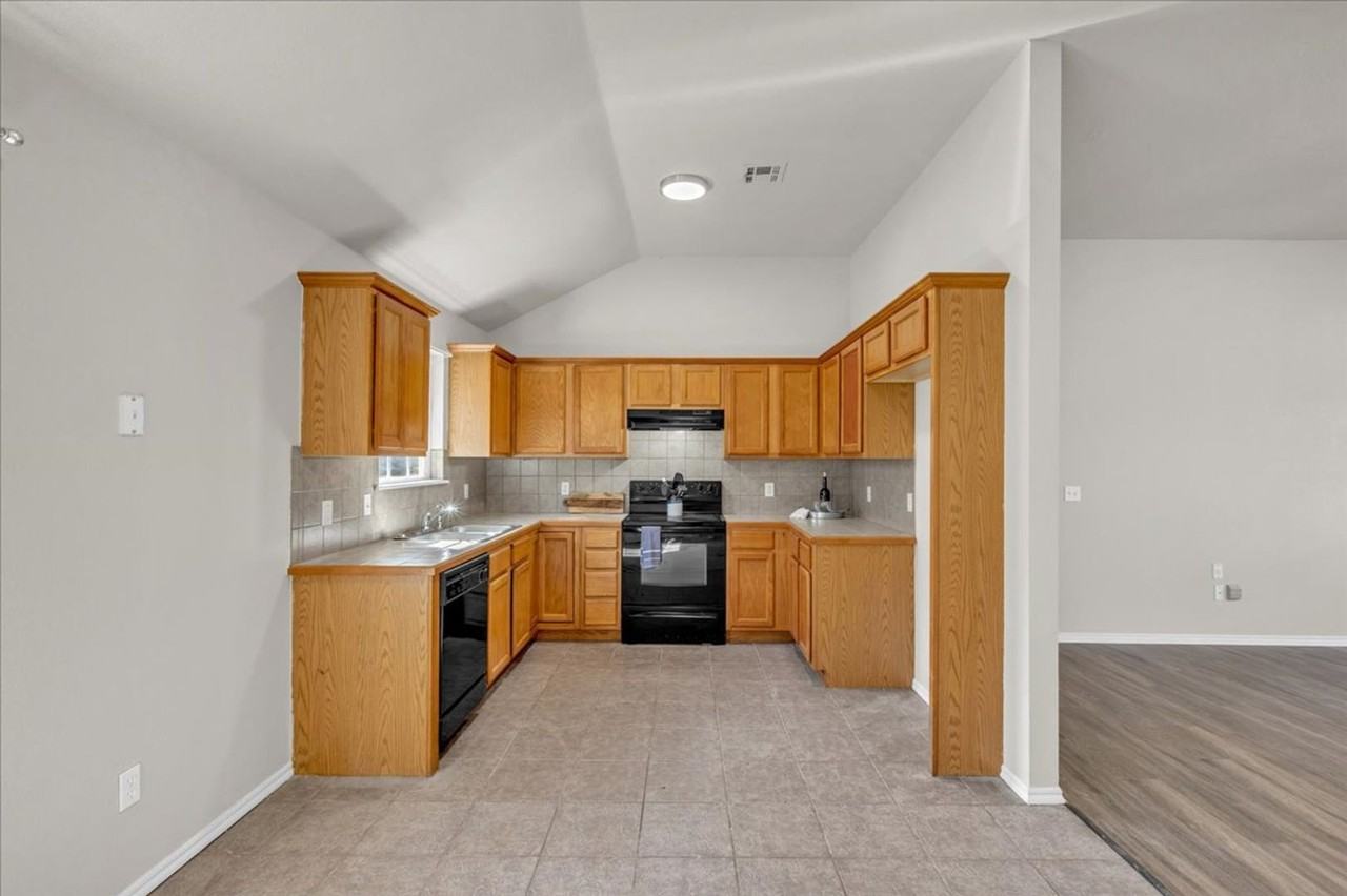 409 Apache Gate Dr - Photo 5 of 14