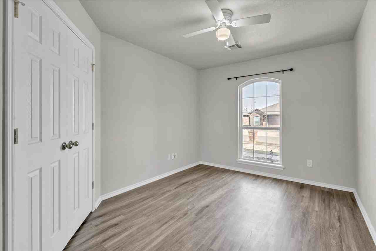 409 Apache Gate Dr - Photo 6 of 14