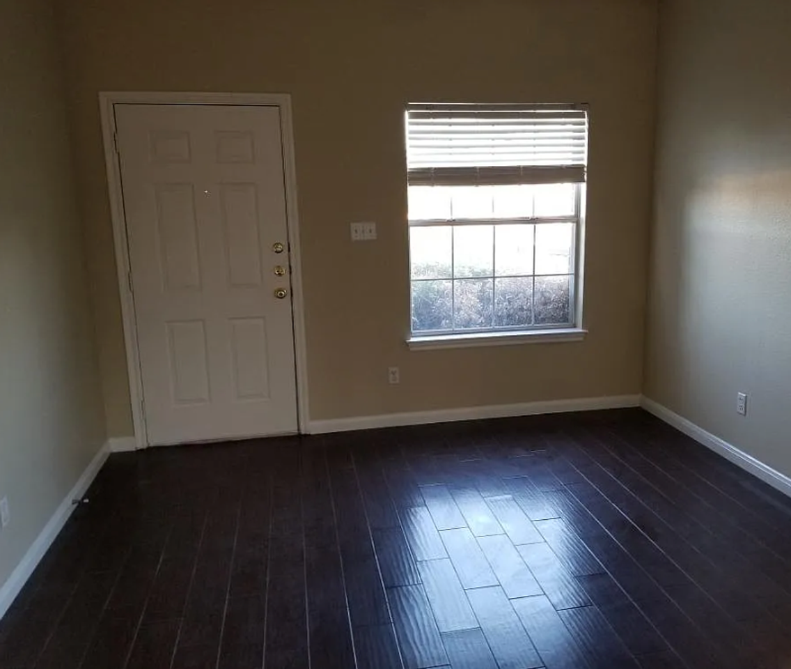 2801 Southampton Way - Photo 7 of 12