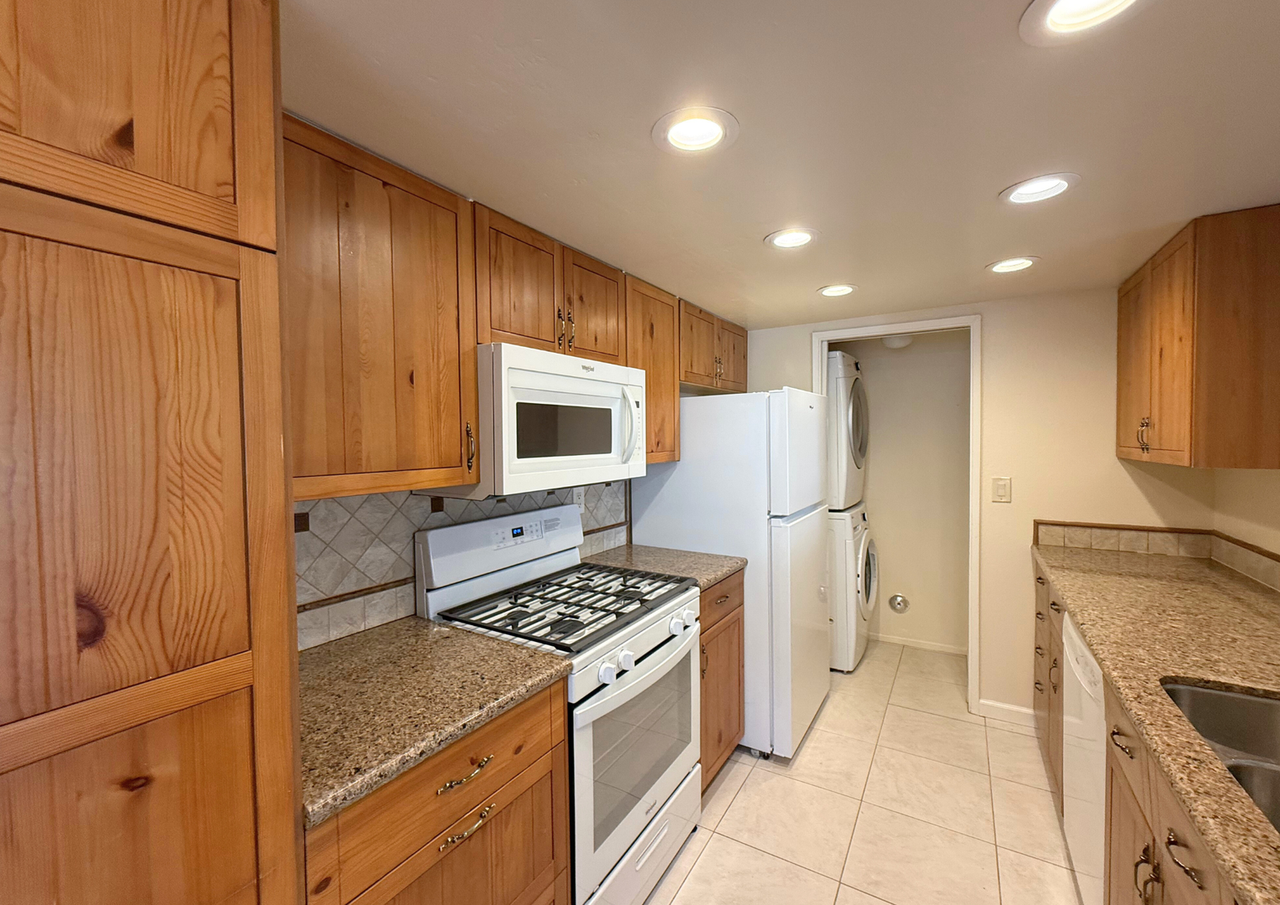 9392 Twin Trails Dr #105 - Photo 6 of 31