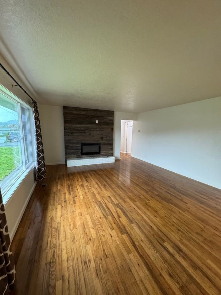 401 Nw Tumlin Ave - Photo 3 of 27