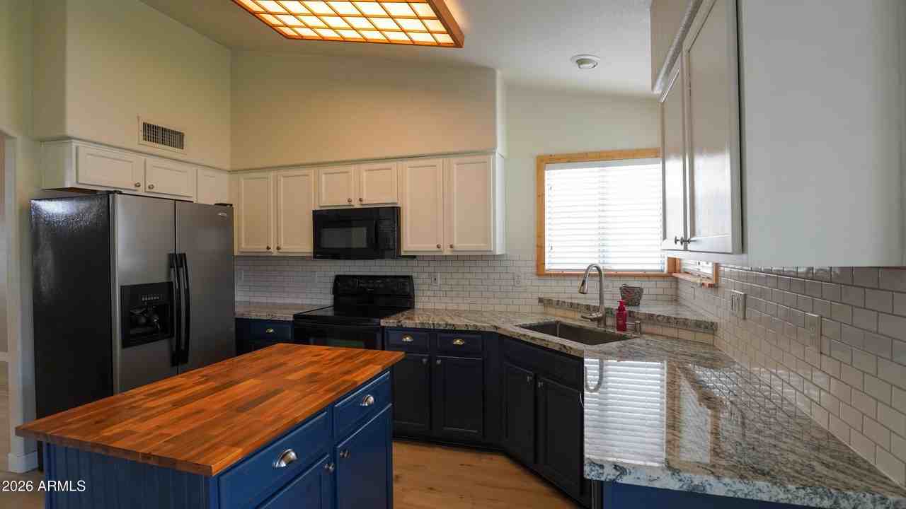 15231 N 87th Dr - Photo 5 of 16