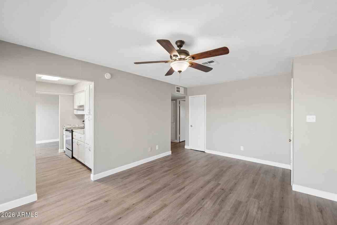 8050 W Weldon Ave - Photo 5 of 18