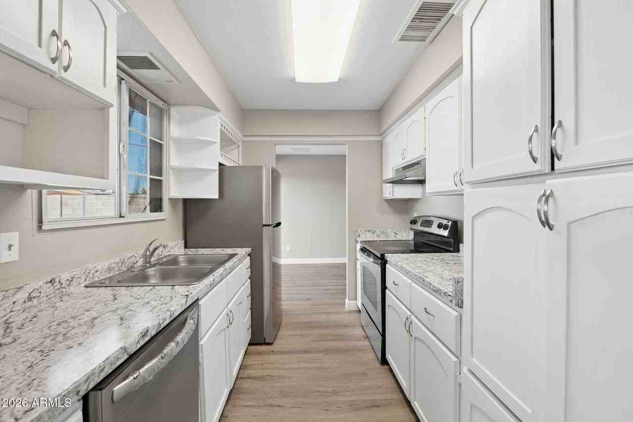 8050 W Weldon Ave - Photo 7 of 18