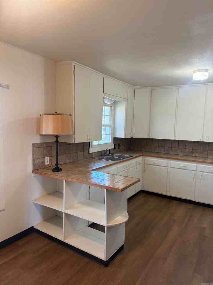 815 N Main St - Photo 4 of 10