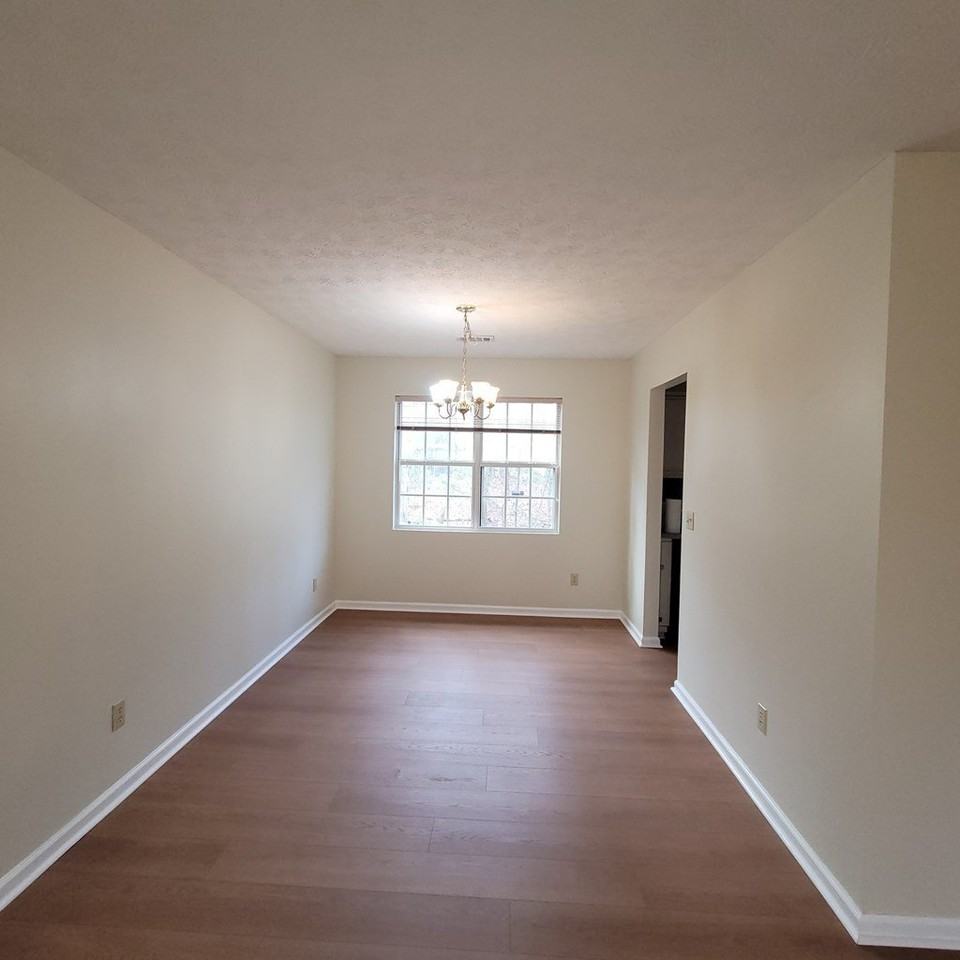 1492 Douglas Dr - Photo 4 of 18