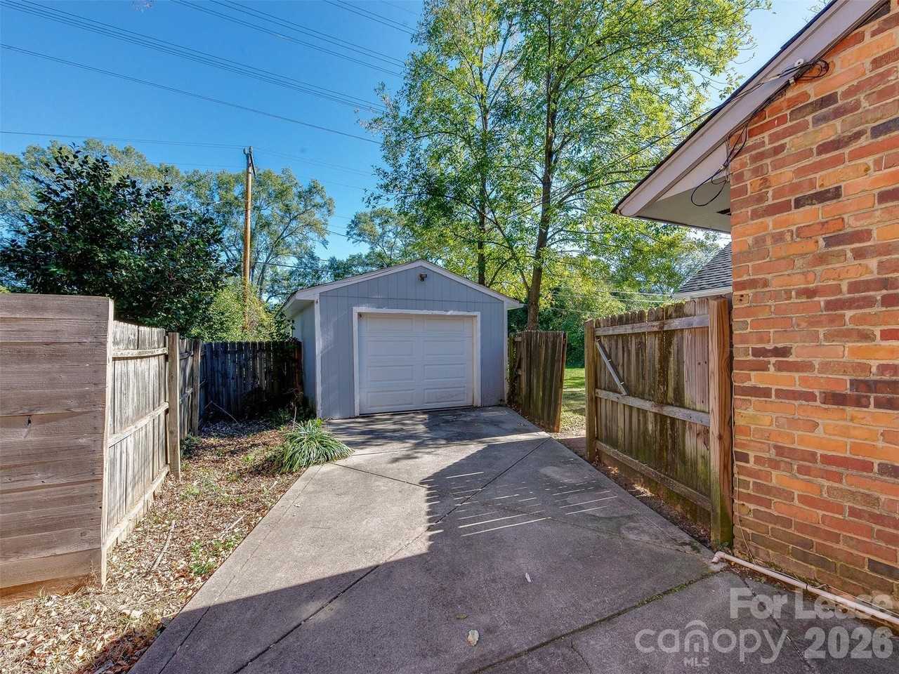 709 Cooper Dr - Photo 3 of 47