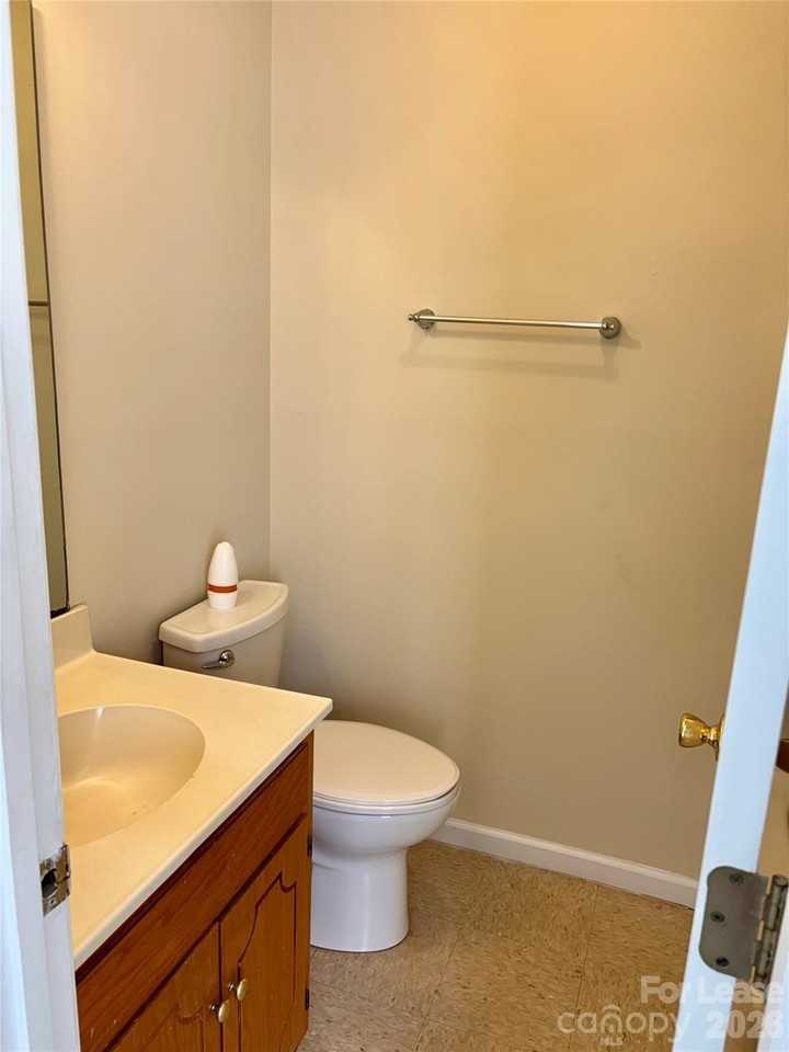 521 Cedar Spring Ln - Photo 7 of 11