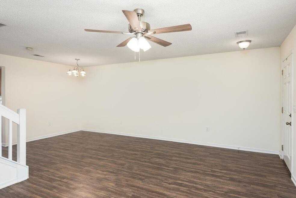 102 Yellow Hawthorn Cir - Photo 5 of 28