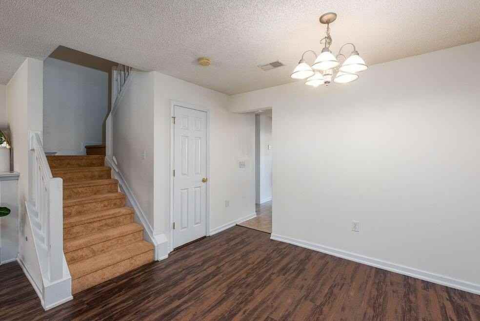 102 Yellow Hawthorn Cir - Photo 6 of 28