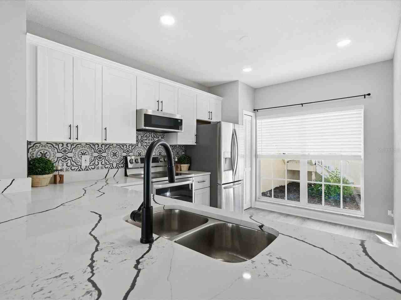 11510 Shipwatch Dr - Photo 4 of 50