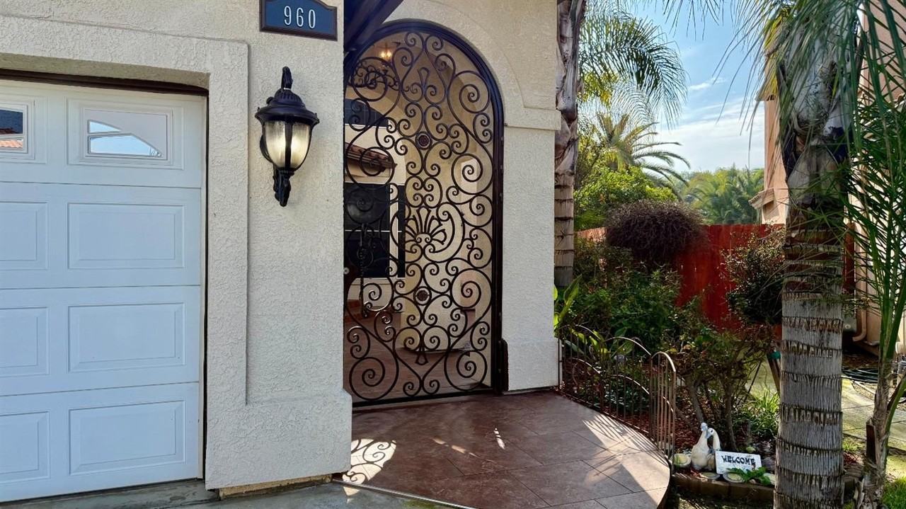 960 Vista Pl - Photo 3 of 49