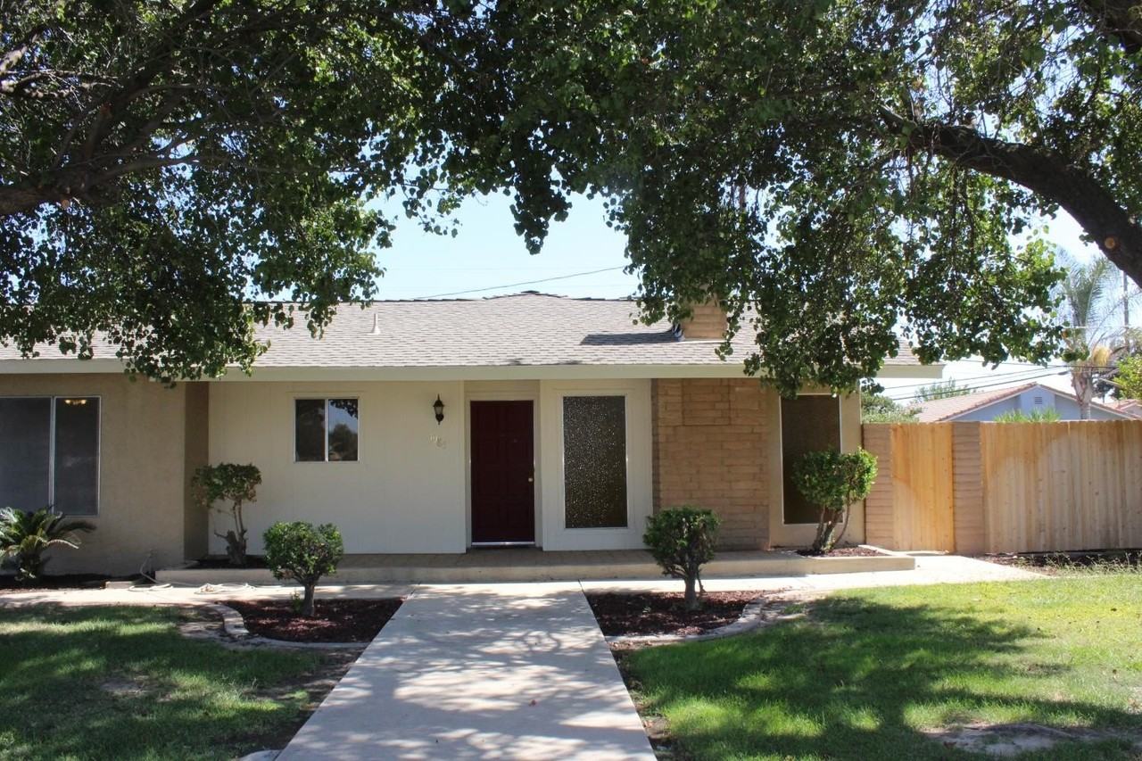 1985 Lynn Ln - Photo 2 of 11