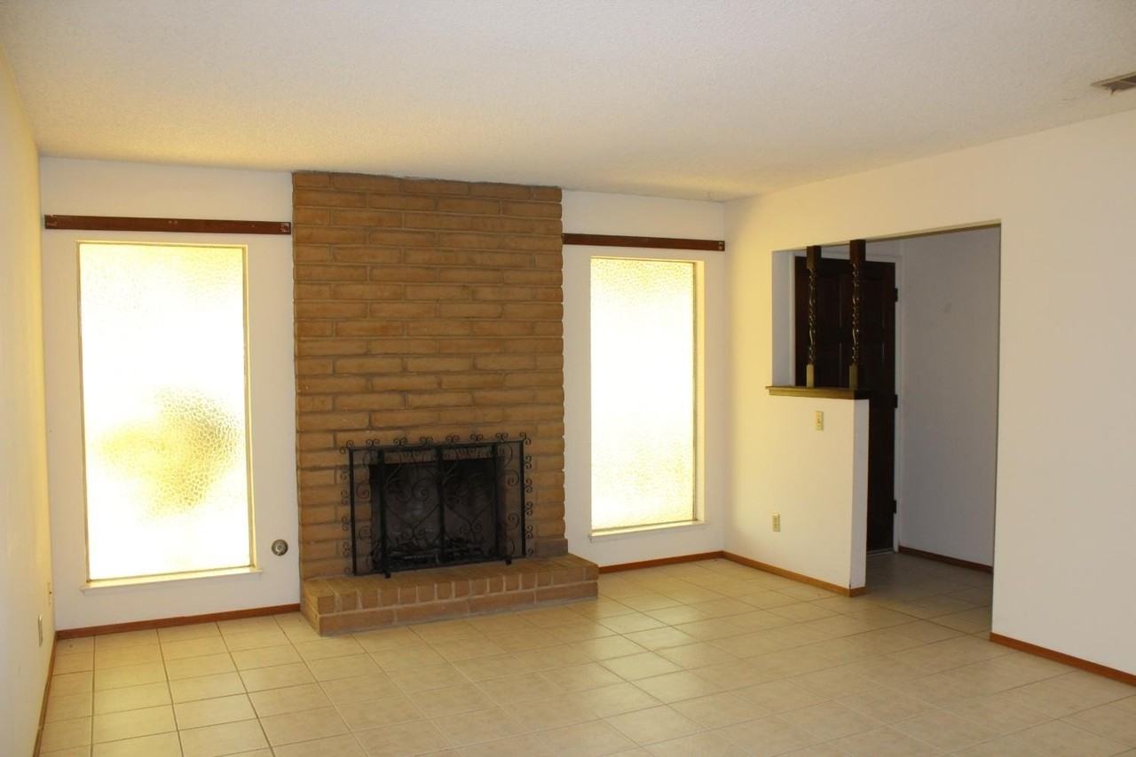 1985 Lynn Ln - Photo 3 of 11