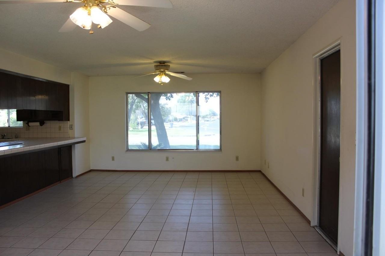 1985 Lynn Ln - Photo 4 of 11