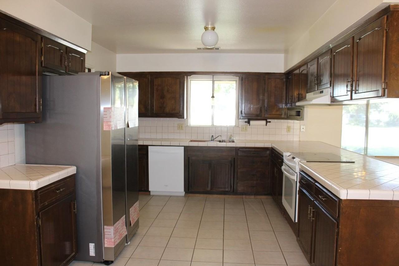 1985 Lynn Ln - Photo 6 of 11