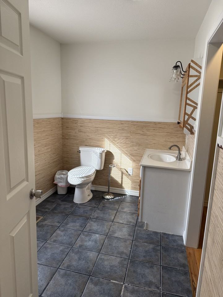 816 E 16th St #1 - Photo 4 of 9