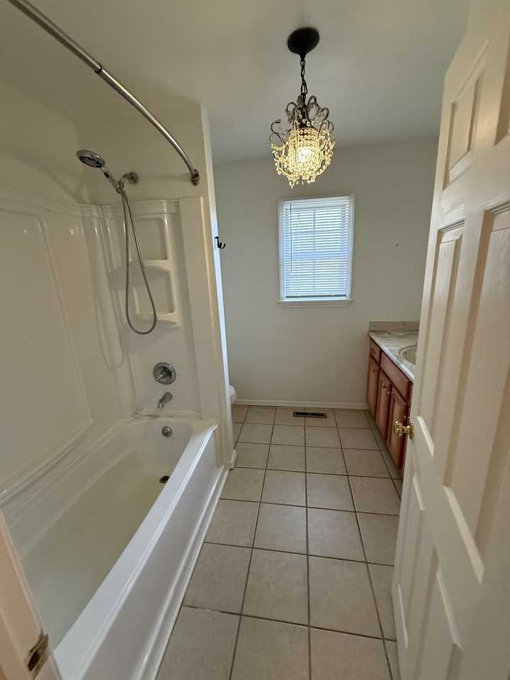 816 E 16th St #1 - Photo 5 of 9