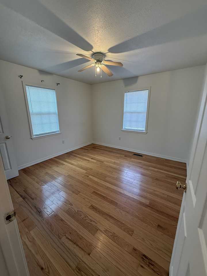 816 E 16th St #1 - Photo 6 of 9