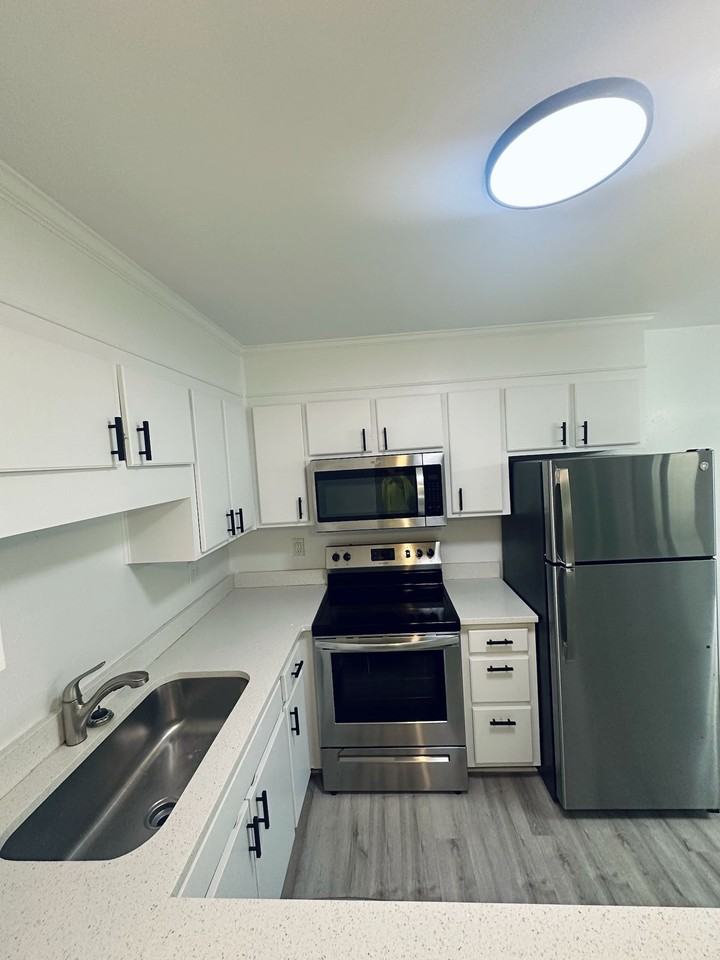 2 Villa Drive - C #C - Photo 4 of 9