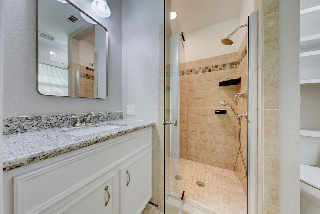 Pecan St - Photo 4 of 8