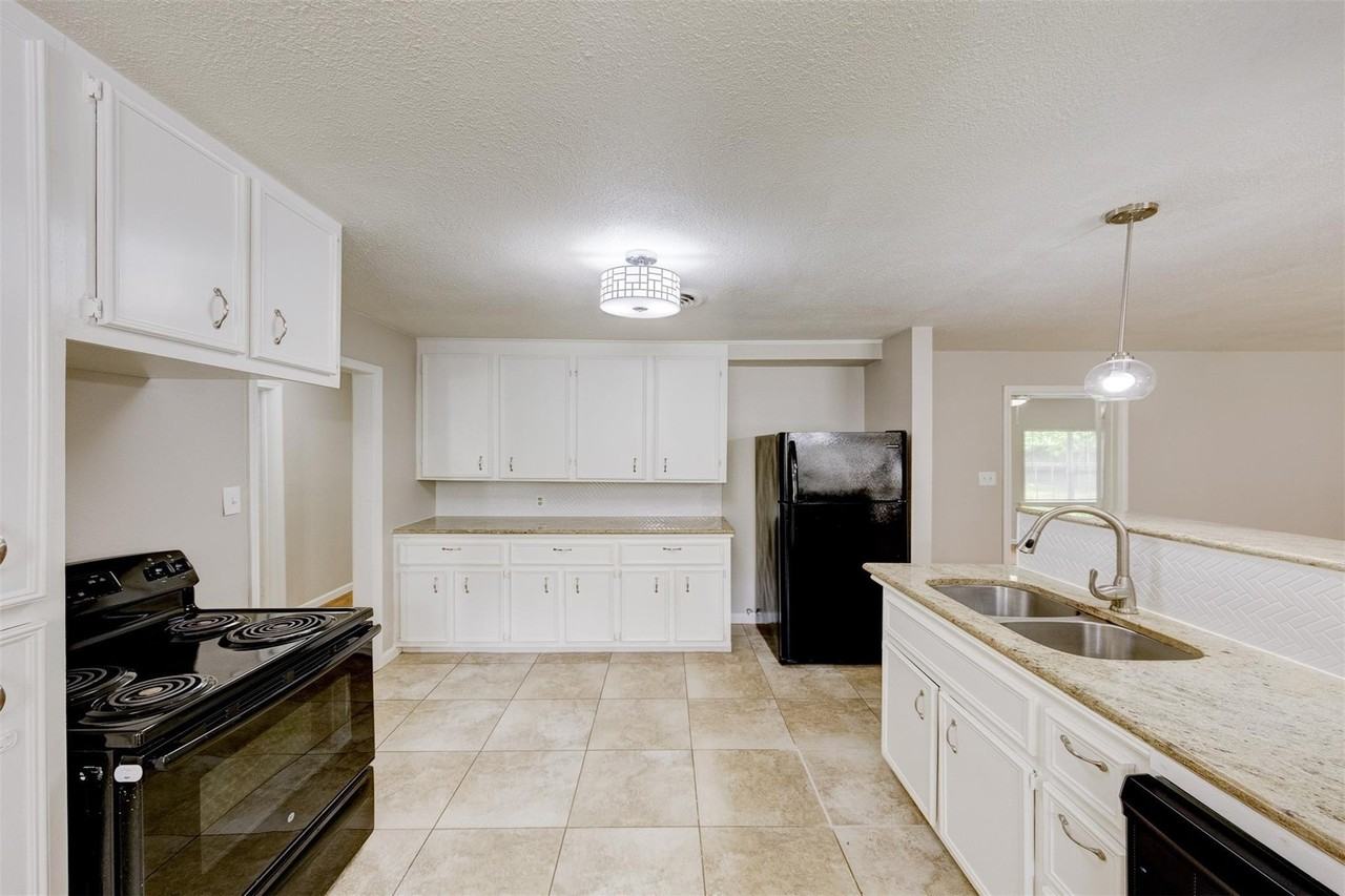 Pecan St - Photo 5 of 8