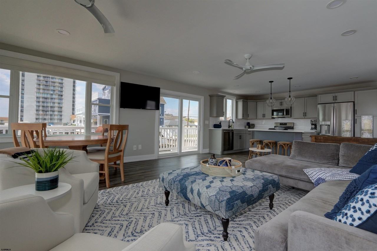 152 N Derby Ave #A - Photo 4 of 28