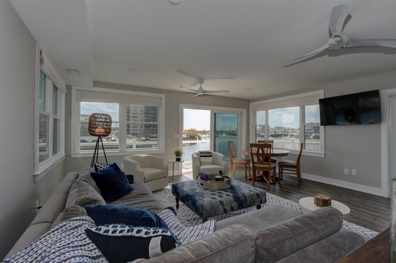 152 N Derby Ave #A - Photo 5 of 28