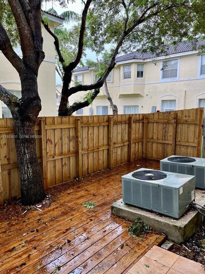 Se 28th Ct #105 - Photo 2 of 8