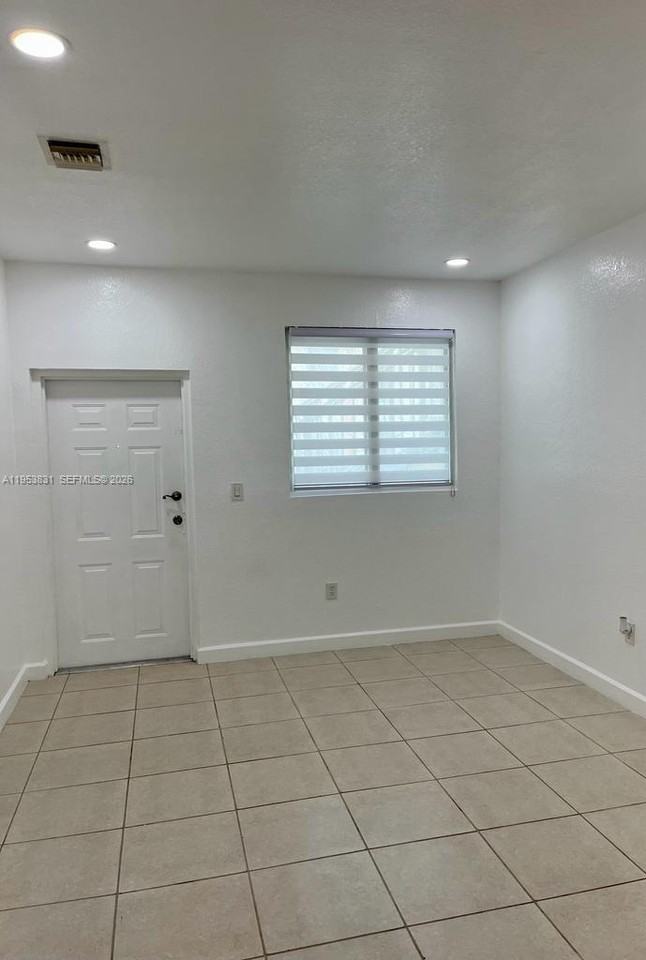 Se 28th Ct #105 - Photo 3 of 8