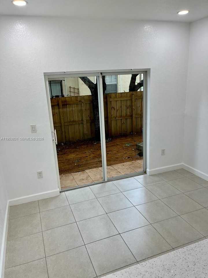 Se 28th Ct #105 - Photo 5 of 8