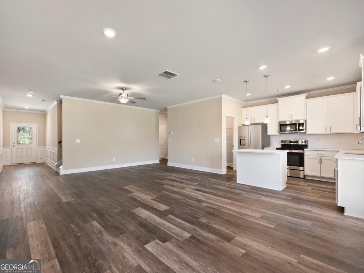 6145 Colston Ln - Photo 5 of 44