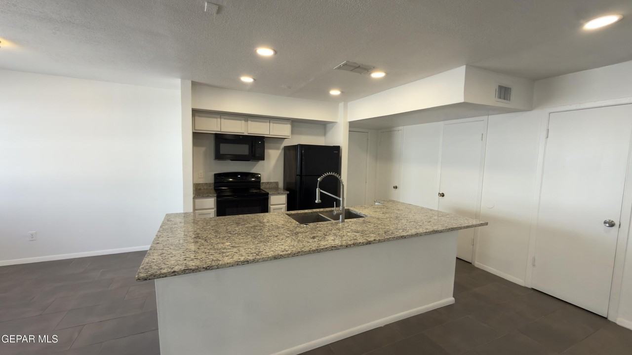 101 N Trevino Rd Apt C - Photo 4 of 19