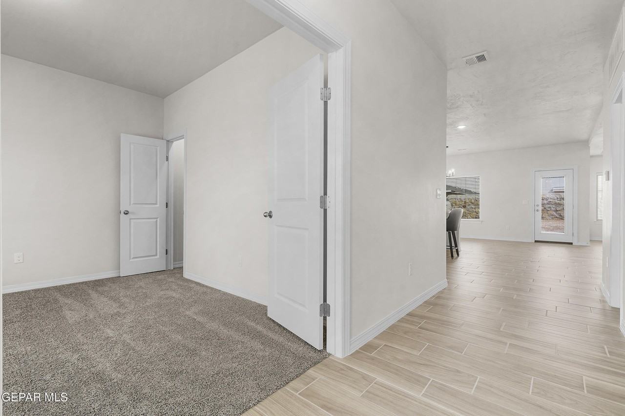 5004 Alyssa Jade St - Photo 6 of 39