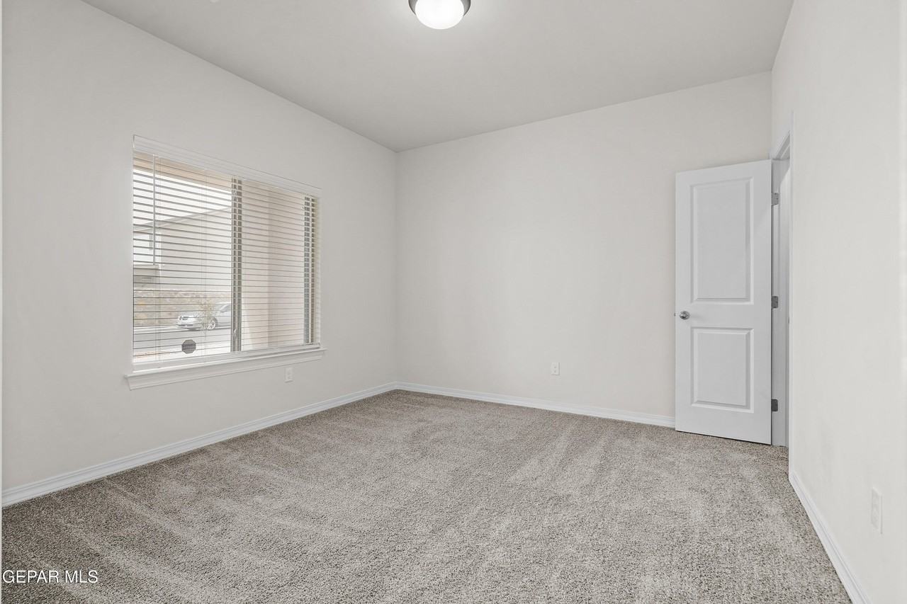 5004 Alyssa Jade St - Photo 7 of 39