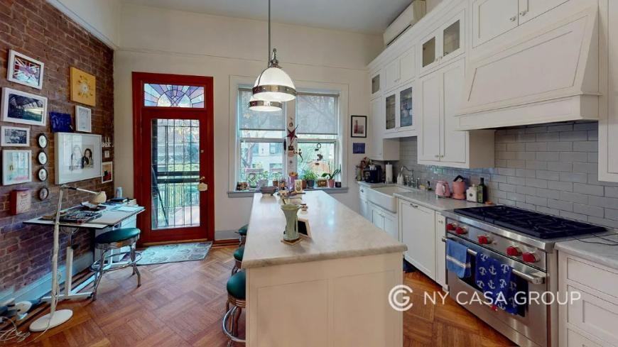 131 Hicks St - Photo 5 of 10