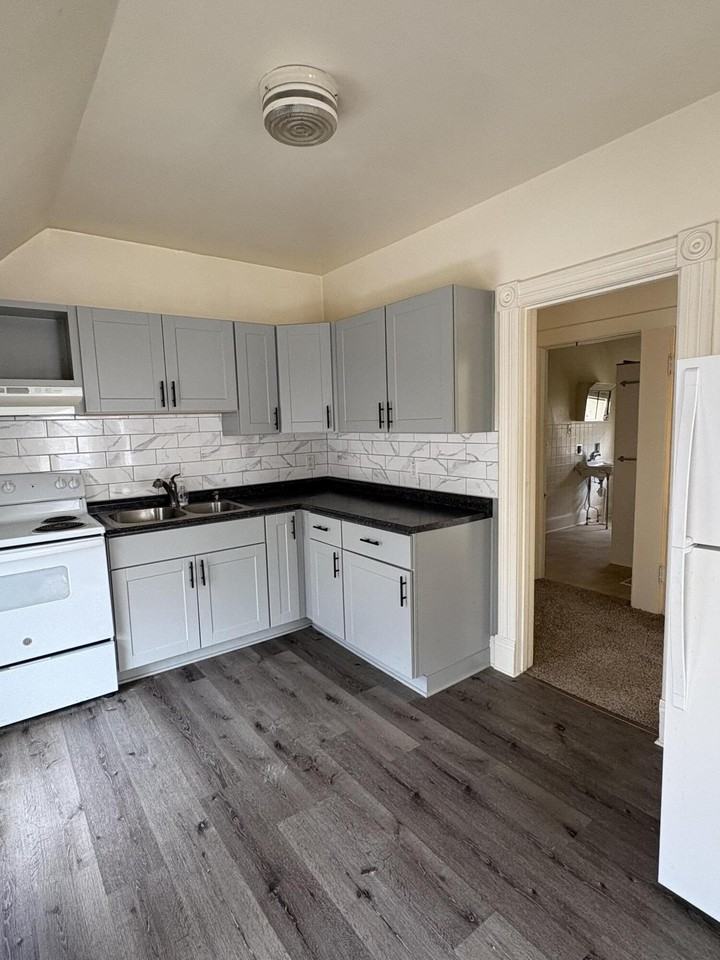 205 Oak St Apt 2 - Photo 7 of 11