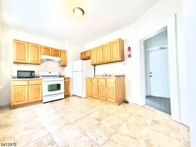 476 Grove St #2 - Photo 5 of 15