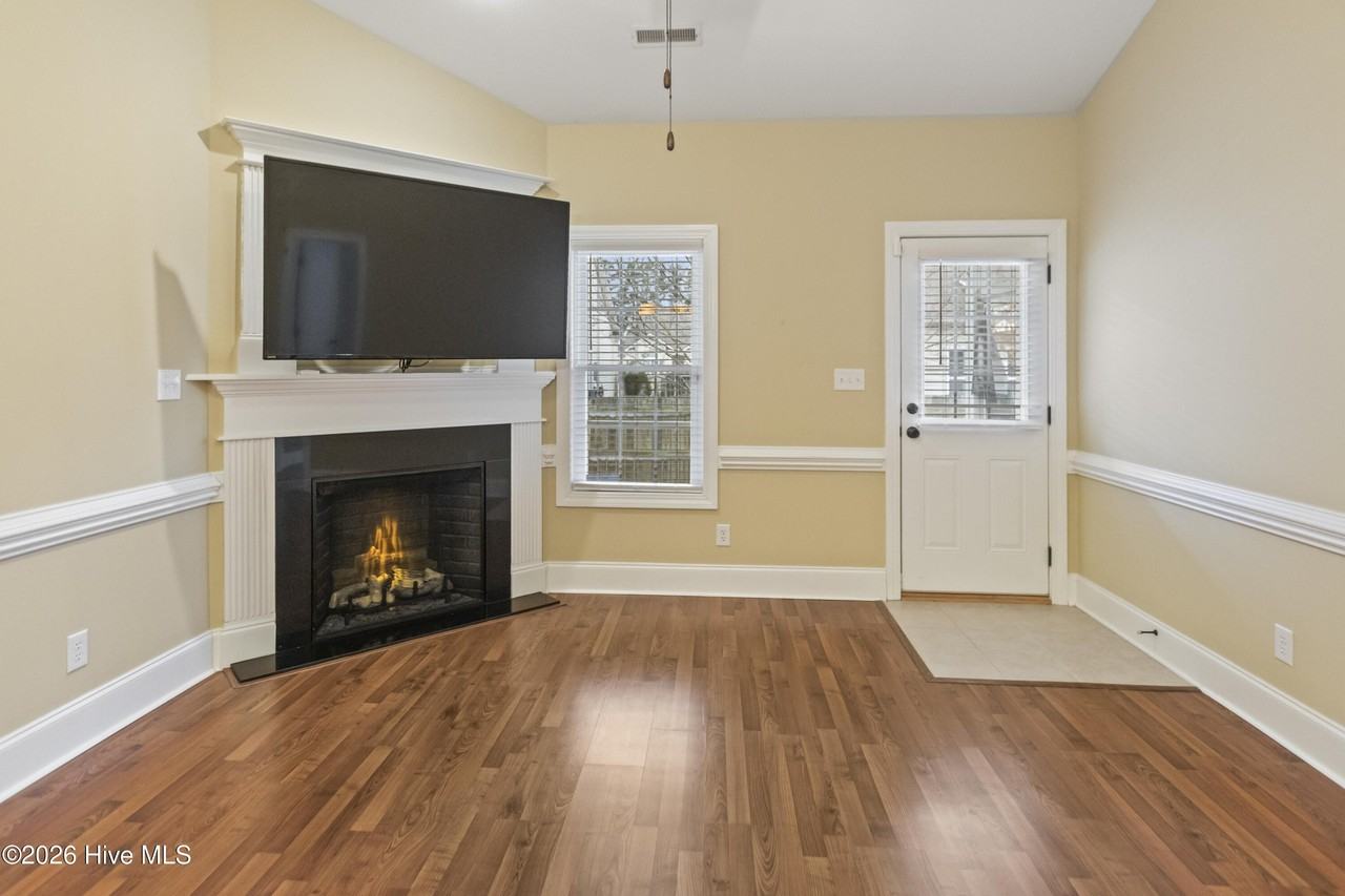 1624 Brook Hollow Dr Unit B - Photo 3 of 27