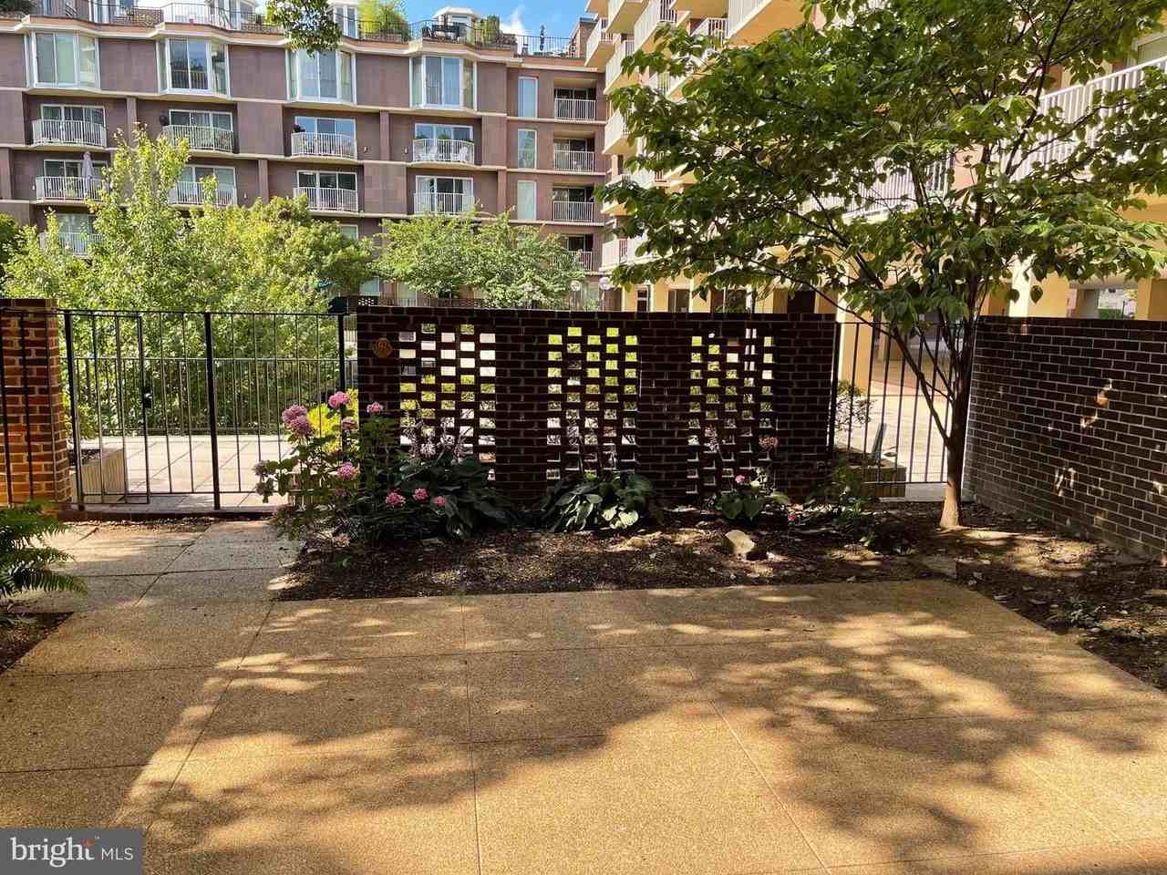 520 N St Sw - Photo 6 of 50