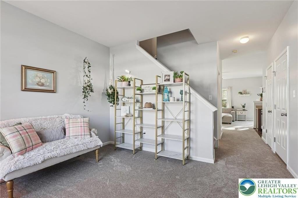 1055 King Way - Photo 4 of 38