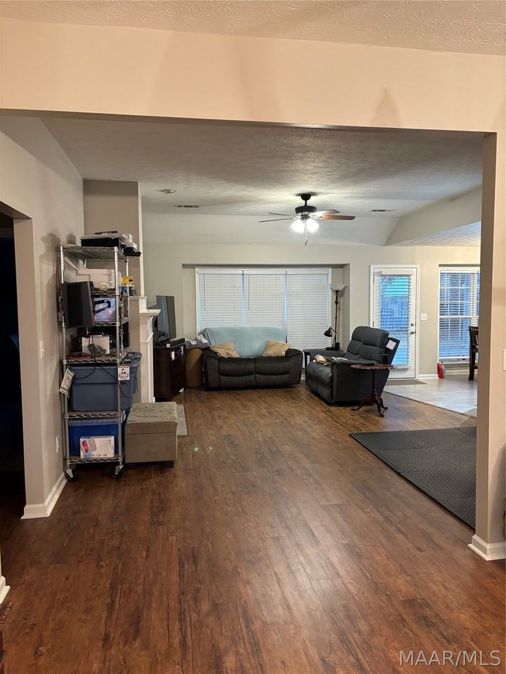 1136 Hallwood Ln - Photo 3 of 19