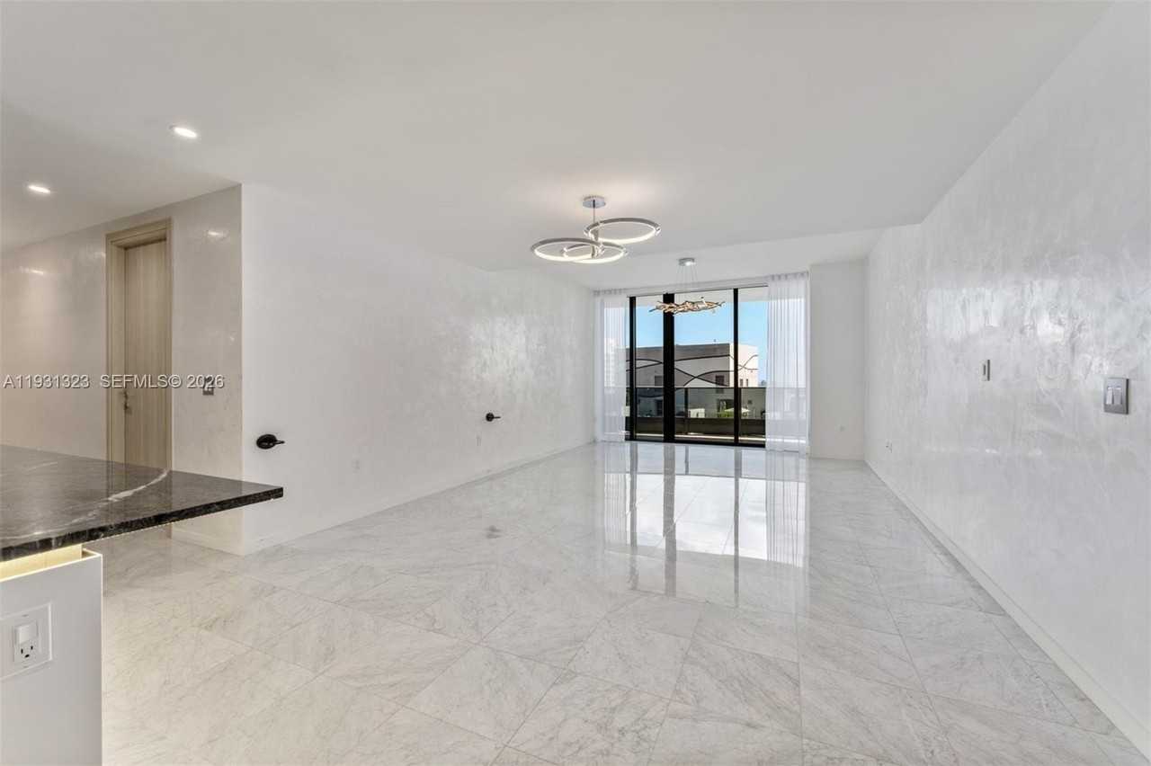 1000 Brickell Plz - Photo 2 of 50