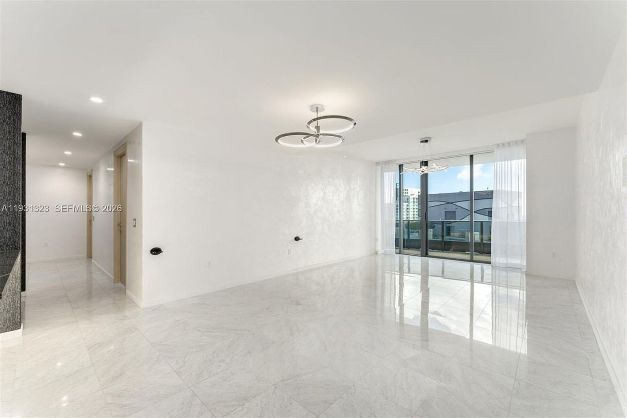 1000 Brickell Plz - Photo 3 of 50