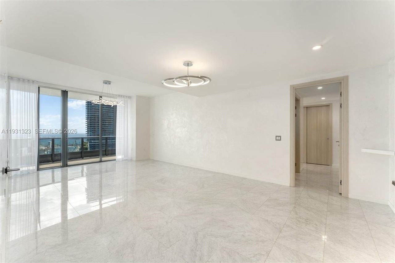 1000 Brickell Plz - Photo 4 of 50