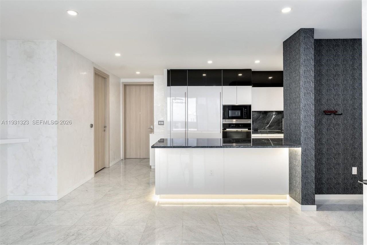 1000 Brickell Plz - Photo 6 of 50