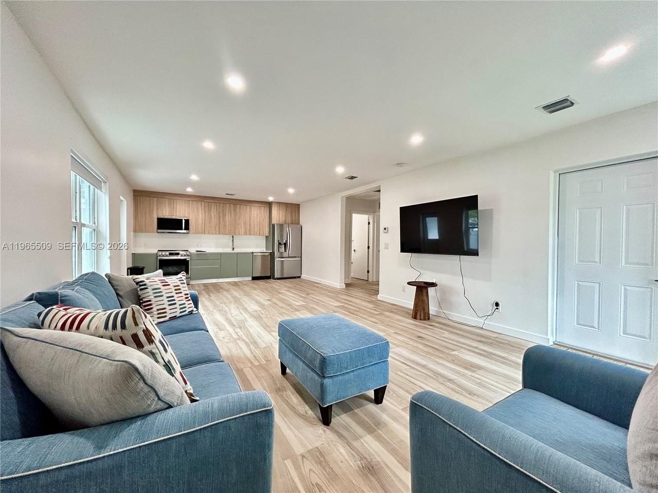 222 Se 1st St #E - Photo 3 of 16