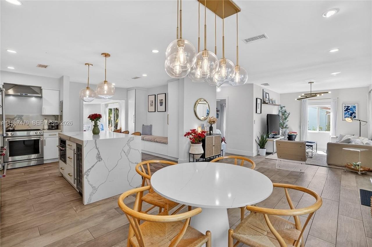 837 Alberca St - Photo 3 of 29