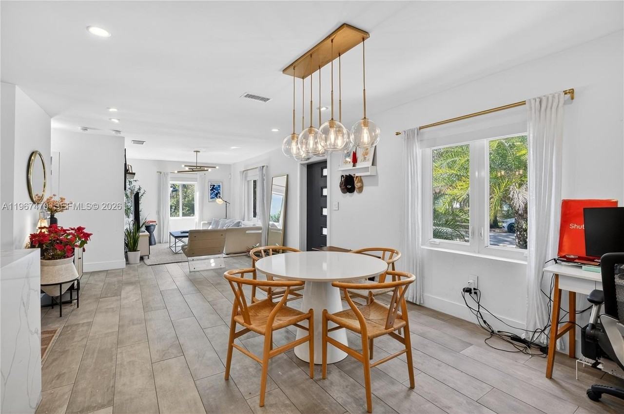 837 Alberca St - Photo 4 of 29