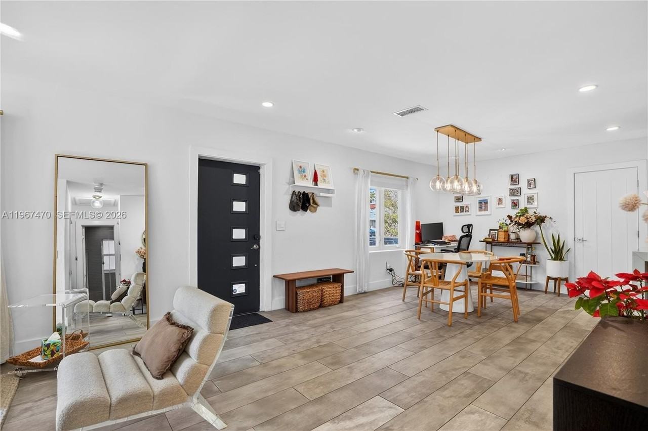 837 Alberca St - Photo 5 of 29